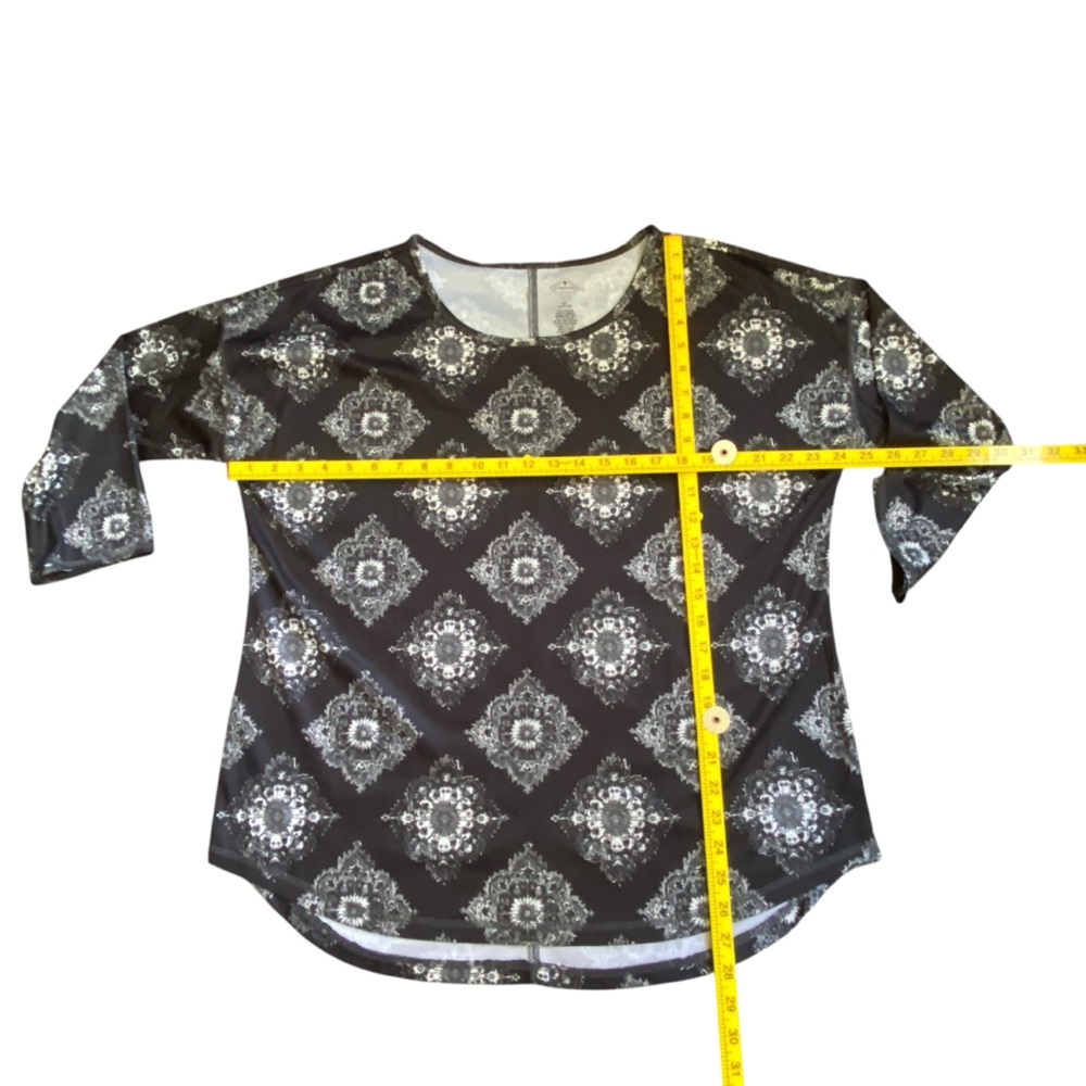 ST. JOHN'S BAY Active Wear Long 3/4 Sleeve Black Medallion Top Size XL - Picture 4 of 6